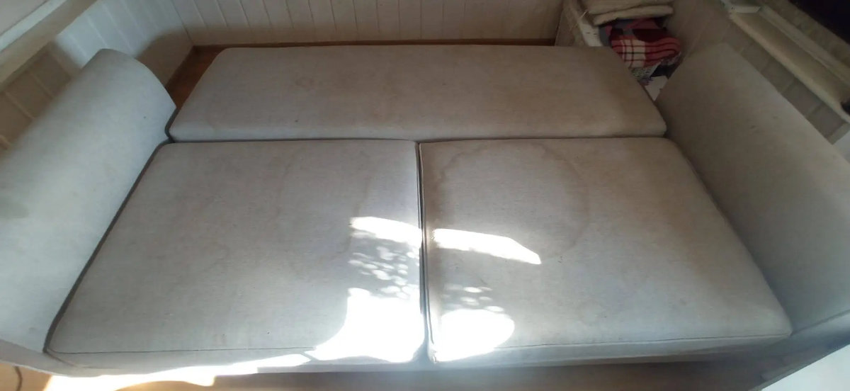 Czyszczenie kanapy z trudnych zabrudzeń