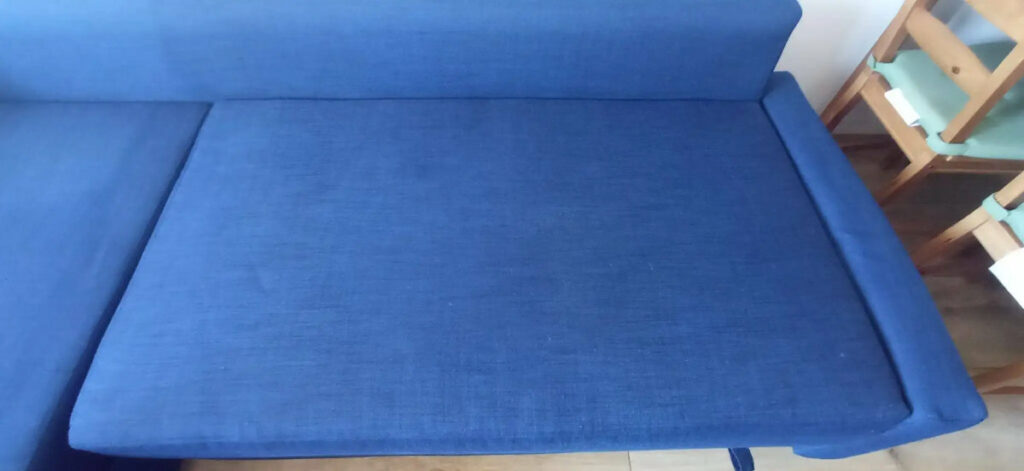 Czyszczenie sofy przez fachowca