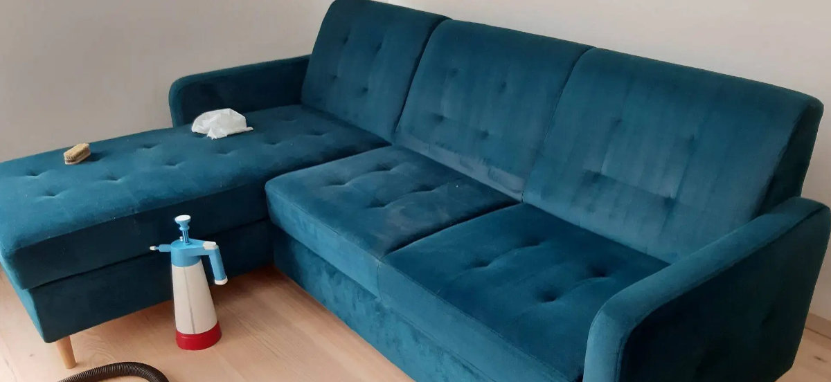 Czyszczenie zabrudzonej kanapy