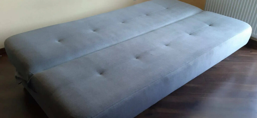 Usuwanie plam na tapicerce kanapy