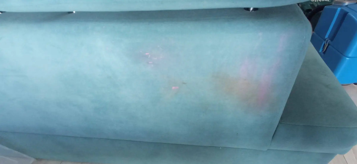 Usuwanie uciążliwych plam z kanapy