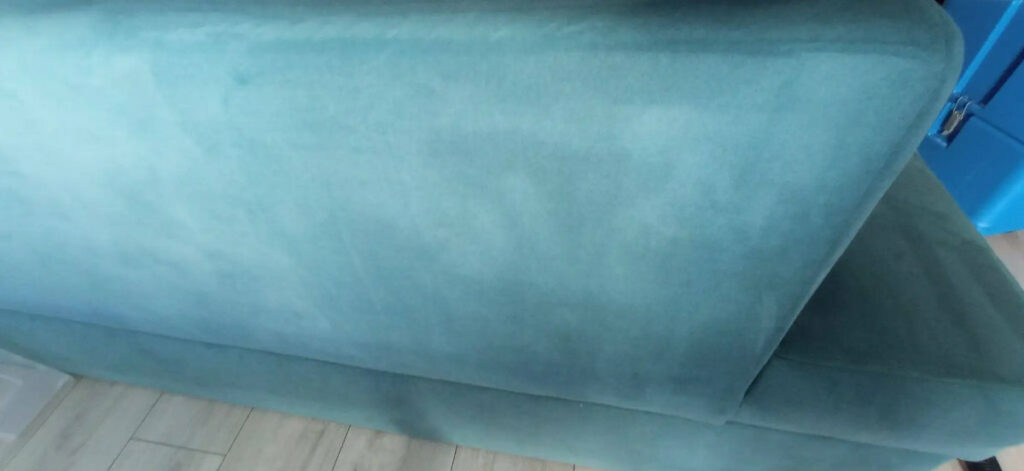 Usuwanie uciążliwych plam z narożnika