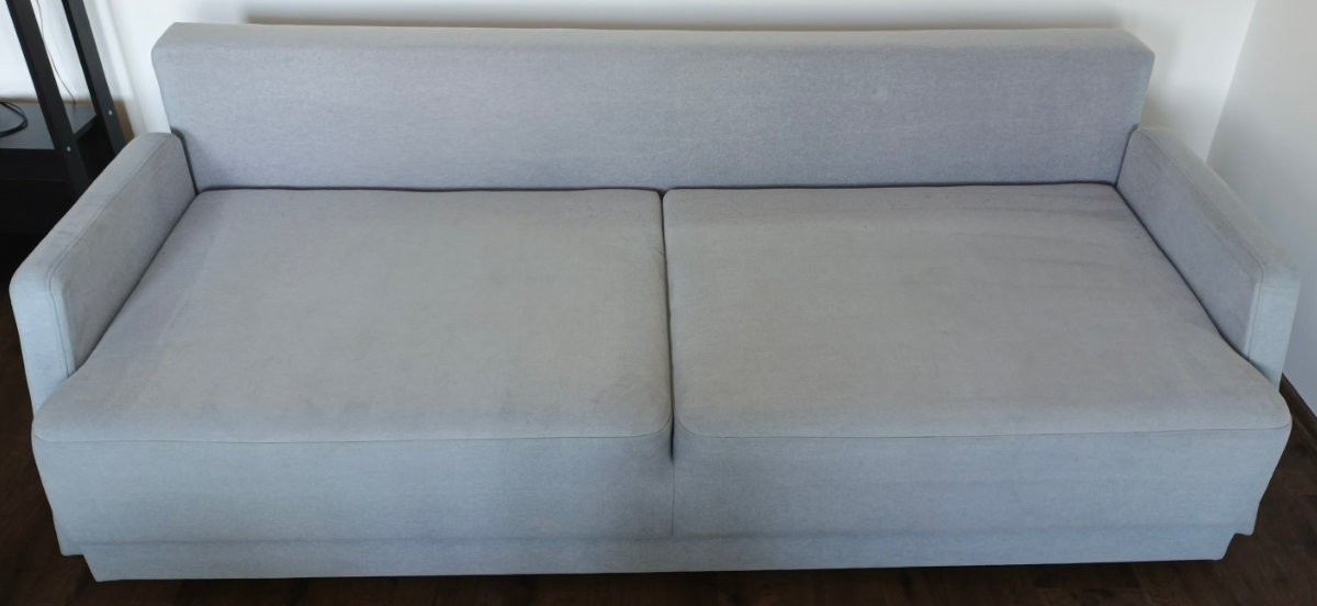 Wyczyszczenie szarej kanapy z zabrudzeń