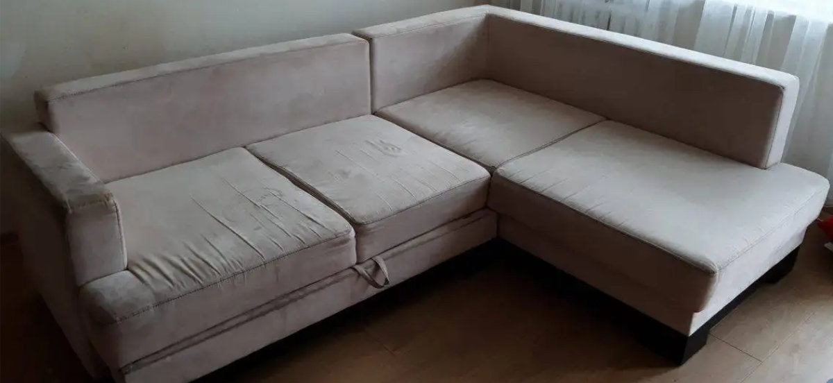 Zabieg usuwania trudnych zabrudzeń z kanapy