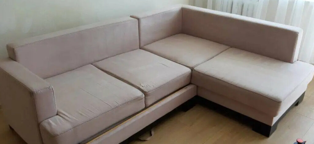 Zabieg usuwania trudnych zabrudzeń z narożnika