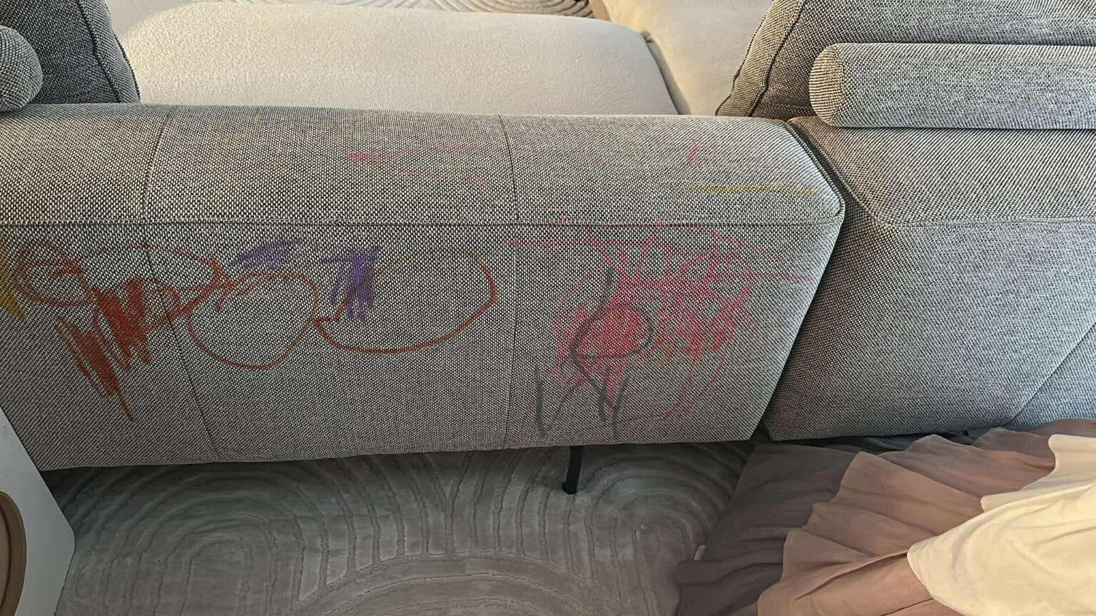 pranie-kanapy-Gdańsk-Oliwa-Przed-Usunięciem-Kredek-i-Mazaków-Turboszczotka