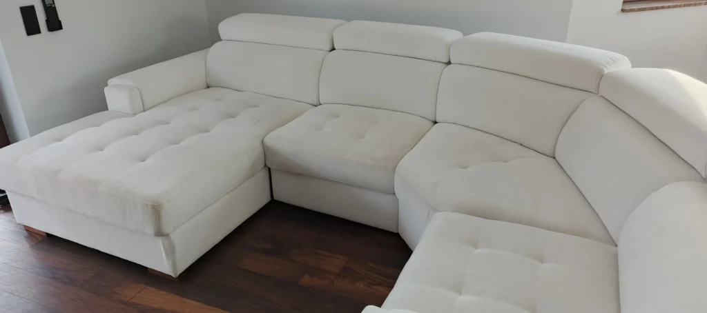 Śnieżnobiały narożnik w kształcie litery "U" po praniu i czyszczeniu kanapy w Gdańsku przy Przymorzu przez firmę Turboszczotka.