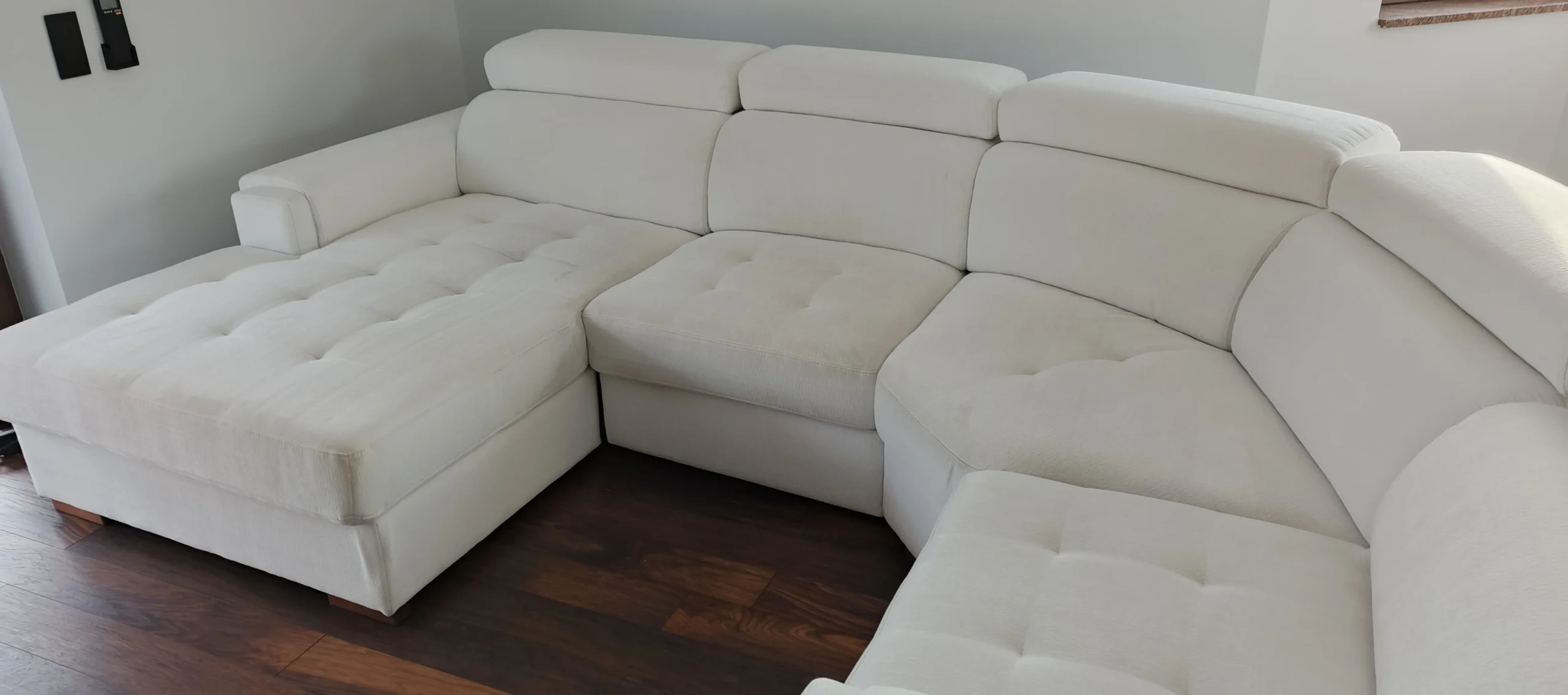 Śnieżnobiały narożnik w kształcie litery "U" po praniu i czyszczeniu kanapy w Gdańsku przy Przymorzu przez firmę Turboszczotka.