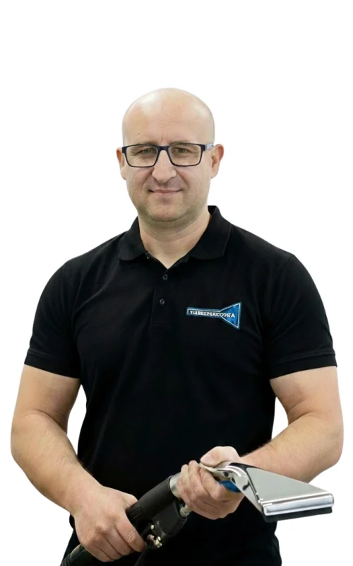 Piotr Bojarski - właściciel w firmowej koszulce Turboszczotka trzymający ssawkę ekstrakcyjną - mobilne pranie dywanów i tapicerki w Gdańsku.