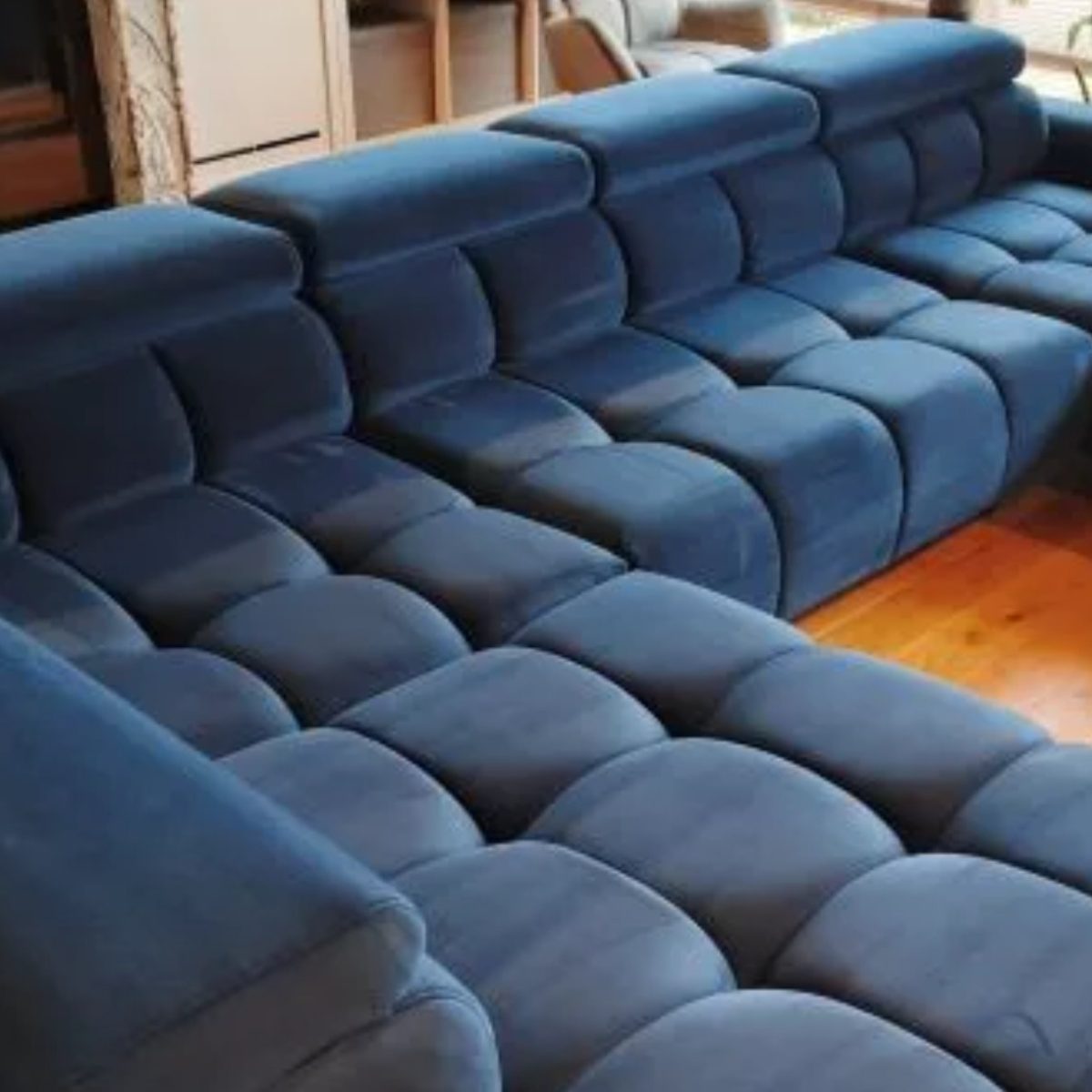 Skuteczne usuwanie zabrudzeń z kanapy